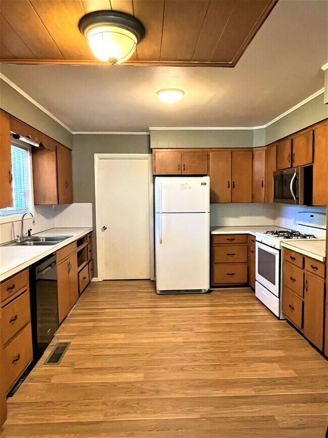 Building Photo - Cozy 3 Bedroom Close to UCA & CBC