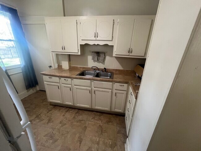 Building Photo - 717 W 35th St