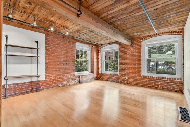 Building Photo - 14 Sanford St
