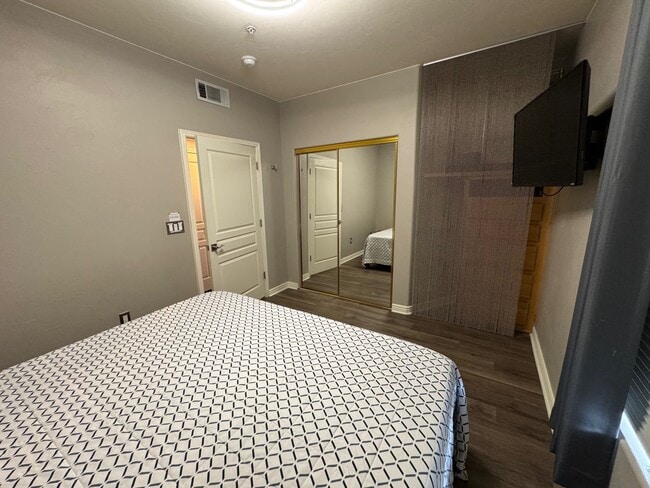 Building Photo - 405 Paradise Pky