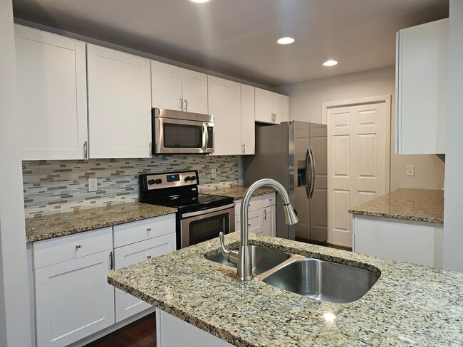 Building Photo - 324 Stratford Ln