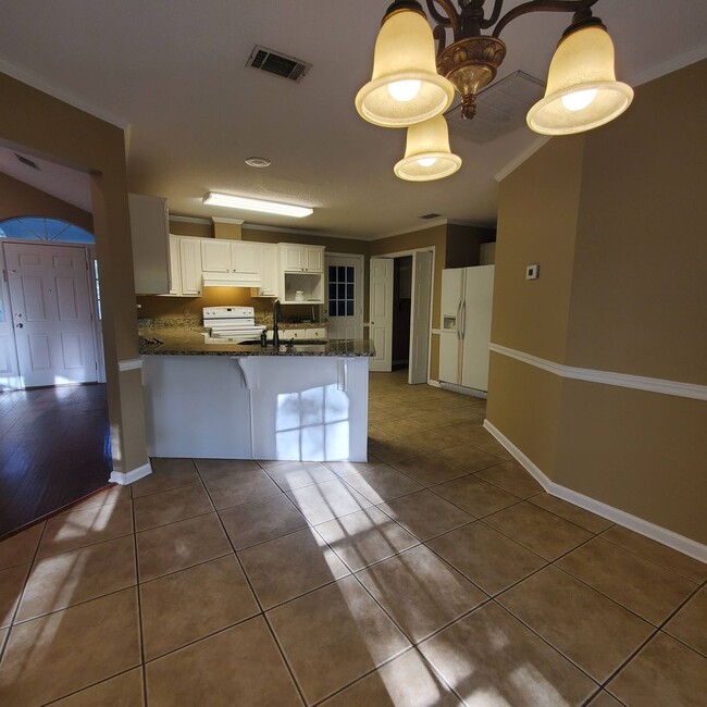 Foto del edificio - 2403 Spring Valley Cir