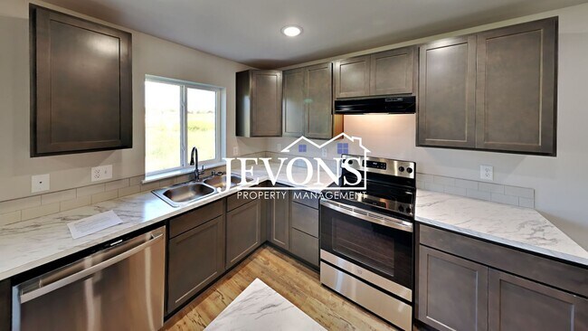 Foto del edificio - Four-bedroom single-family home situated i...