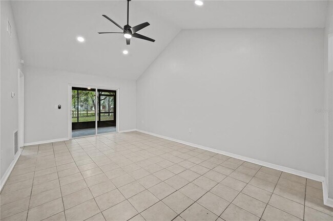 Building Photo - 930 Winnie Ln