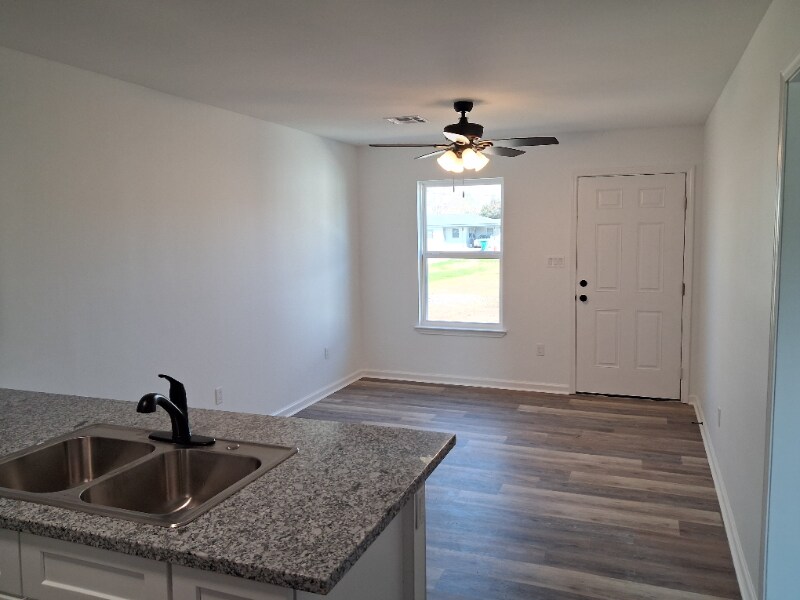 Building Photo - 2102 Midland Dr