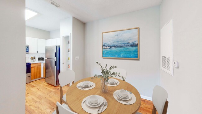 Comedor recientemente renovado - The Enclave at Tranquility Lake Apartments