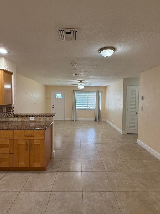 Foto del edificio - 7302 NW 57th Ct