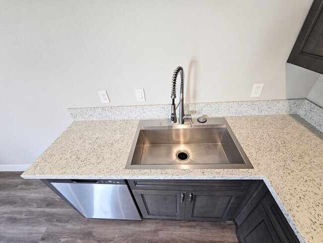Building Photo - **Charming 1-Bedroom Midtown Apartment for...