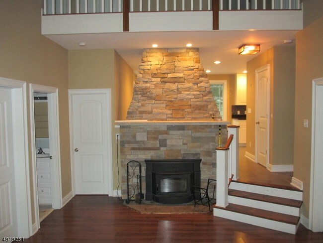 Foto del edificio - 76 Lake Shore Rd W