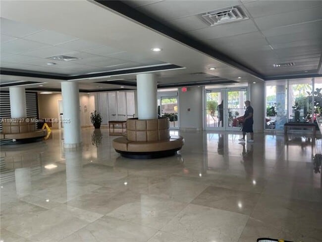 Building Photo - 5005 Collins Ave