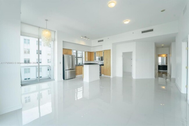 Building Photo - 7910 Harbor Island Dr