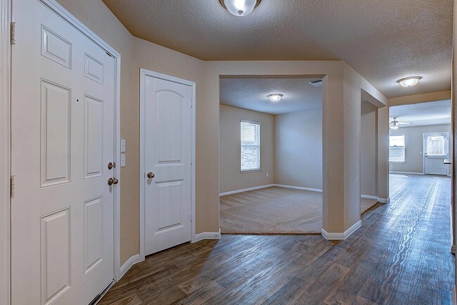 Building Photo - Wonderful 4 bedroom 2 bathroom Home in Austin! Minutes from Samsung & 35!