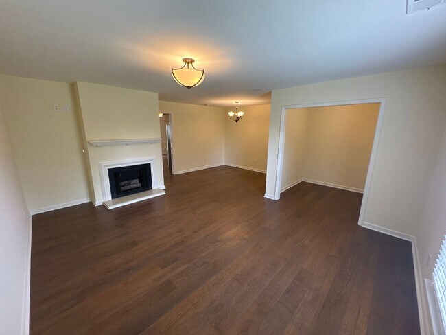 Foto del edificio - Spacious 3-Bedroom Townhome in the Heart o...