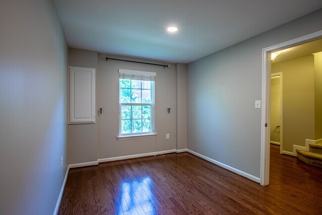 Foto del edificio - Luxurious 4 BR/3 Full BA & 2 Half BA Townh...