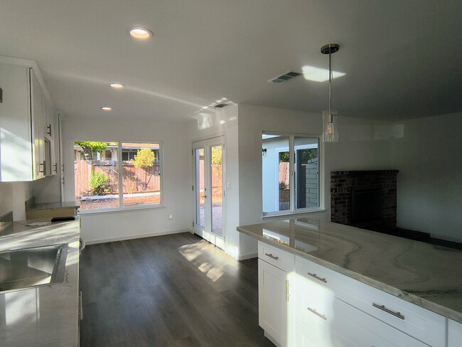 Building Photo - 3360 Hogarth Dr