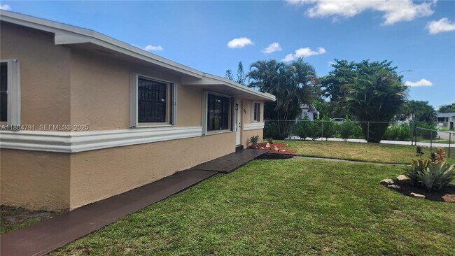 Foto del edificio - 3295 NW 214th St