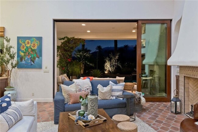 Foto del edificio - 56145 Village Dr