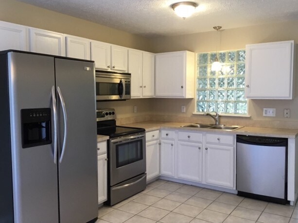 Building Photo - 3131 Fayburrow Dr