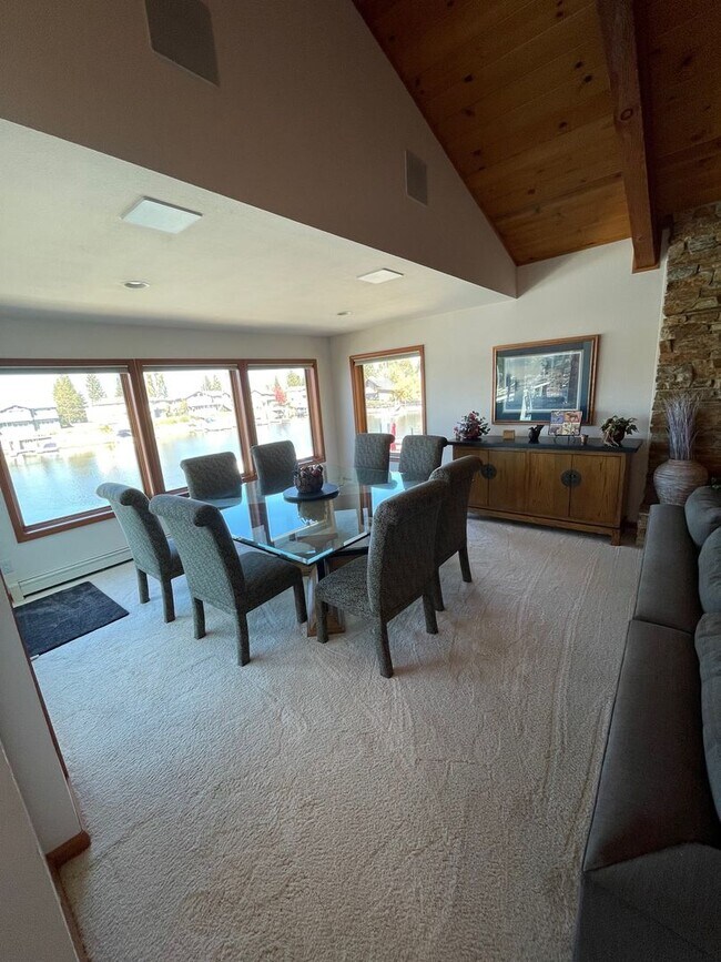 Foto del edificio - Large fully furnished beautiful home w/ boat dock avail. for a longterm lease or seasonal lease! ...