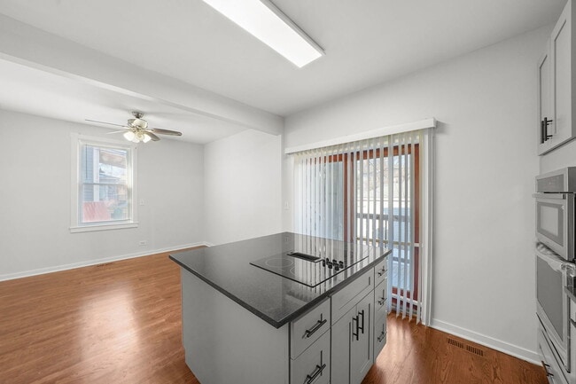 Foto del edificio - 7250 N Rogers Ave