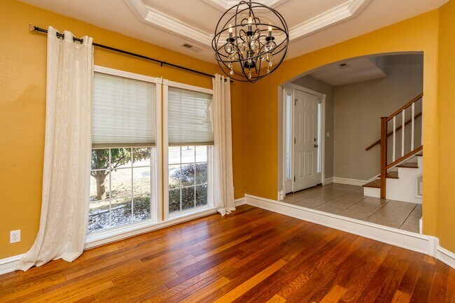 Building Photo - Beautiful 4 bedroom, 3 bathroom home locat...