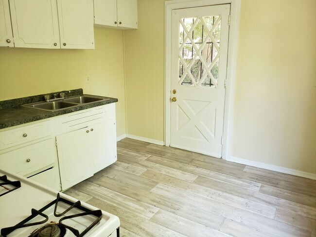 Foto del edificio - 3 Bedroom 2 bathroom. Fence Yard