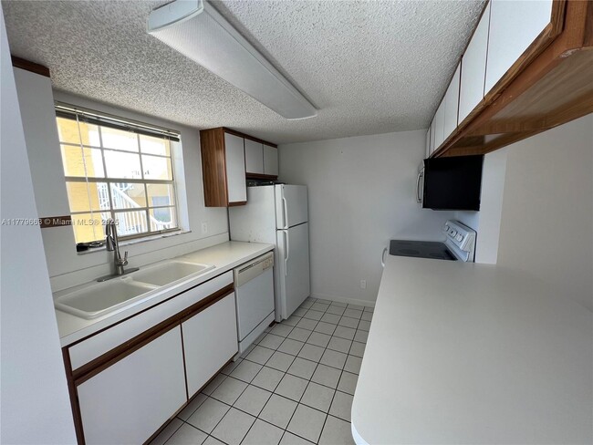 Building Photo - 6331 La Costa Dr