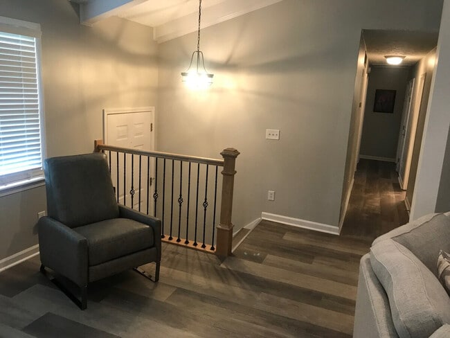 Foto del edificio - 305 Red Bird Way