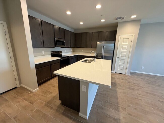 Foto del edificio - Brand New Never Lived in! Location, location, location! Stunning modern style 3 bedroom/2.5 bathr...