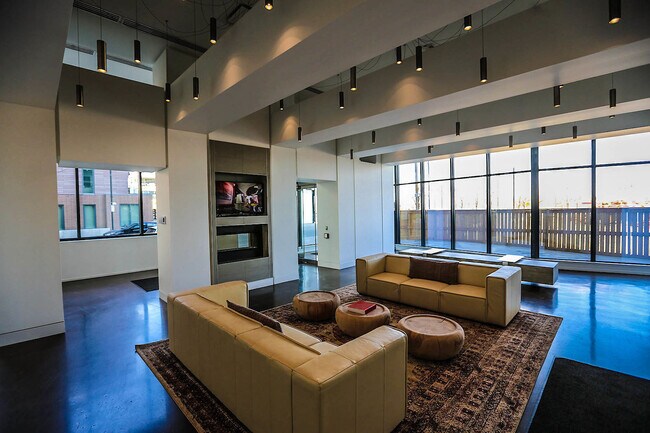 Building Photo - Beautiful 2 bed + Den/2 bath - Underground...