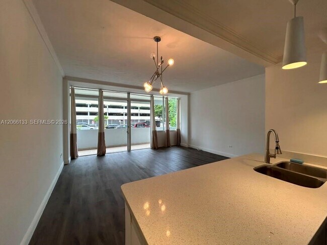 Foto del edificio - 7545 E Treasure Dr