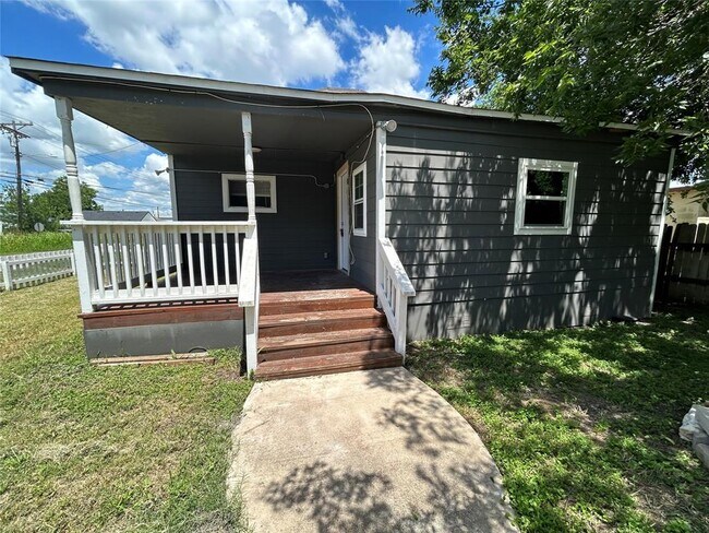 Building Photo - 400 Symes St
