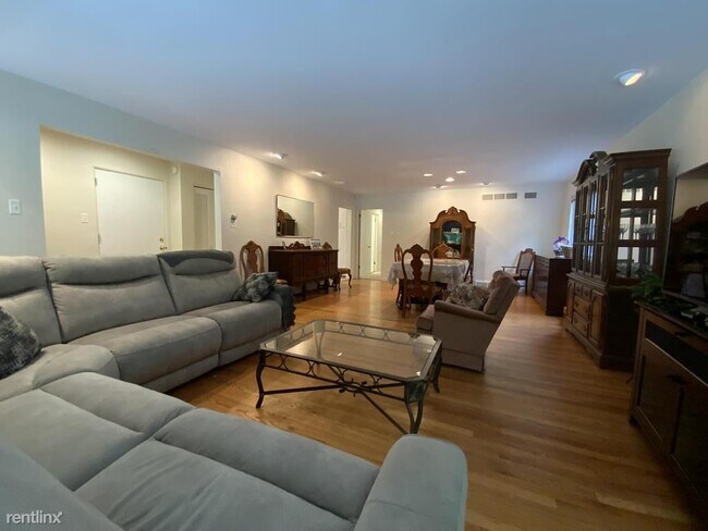 Building Photo - 5407 Beacon St