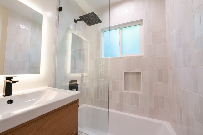 Building Photo - 1319 Havenhurst Dr