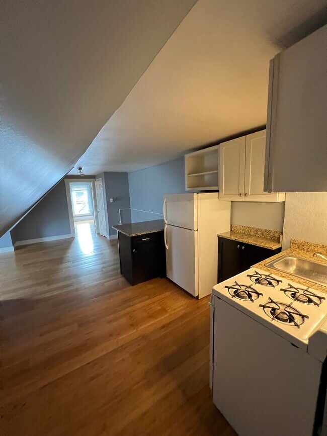 Kitchen w/ gas stove - 87 S State St