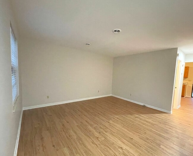 Building Photo - 2 bedroom 1.5 bath townhome