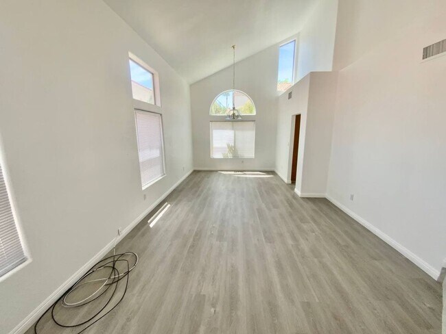 Foto del edificio - AVAILABLE NOW! SPACIOUS 4 BEDROOM/ 3 CAR G...