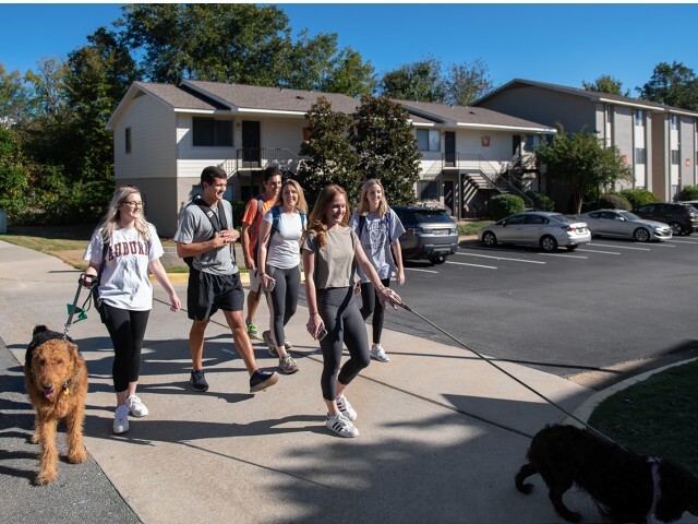 Camine hasta el campus en minutos desde los apartamentos para estudiantes Eagles West cerca de la Universidad de Auburn - Eagles West