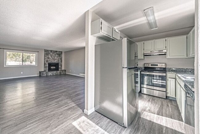3 Bed 2 Bath Townhouse, newly renovated! -... - 3 Bed 2 Bath Townhouse, newly renovated! -...