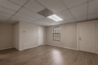 Building Photo - 626 University Ave