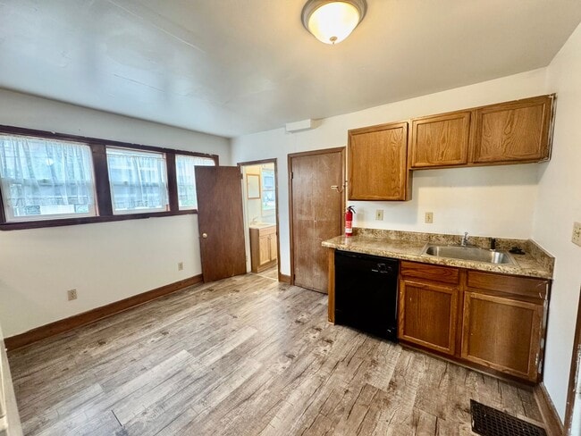 Building Photo - 120