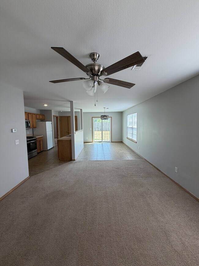 Foto del edificio - 340 Grant Springs Dr