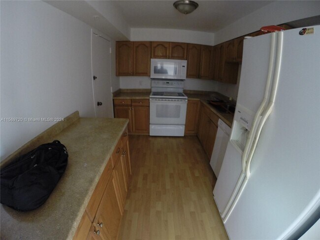 Building Photo - 400 Kings Point Dr