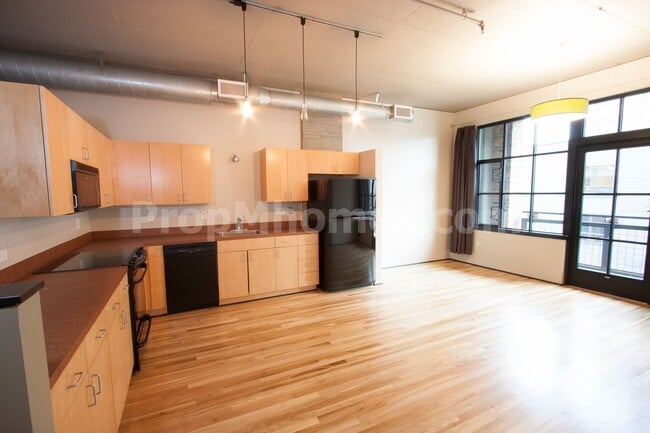 Foto del edificio - Vibrant One Bedroom Loft w/ City Views In ...