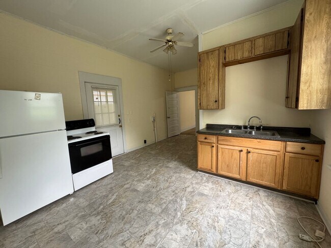 Foto del edificio - MOVE-IN READY!