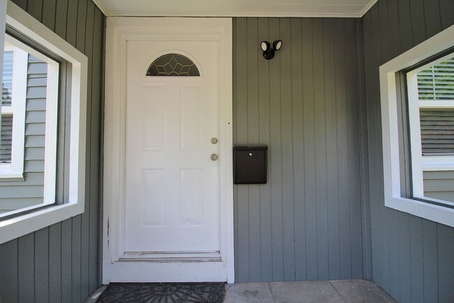 Building Photo - 2315 SE 66th Ave