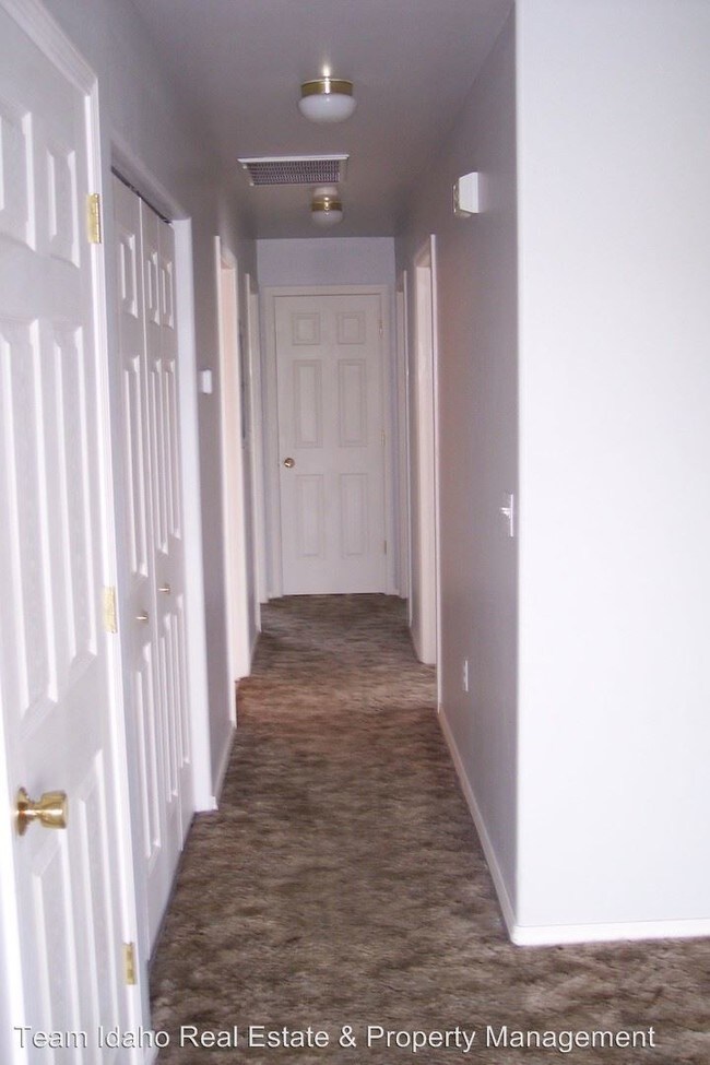 Foto del edificio - 1740 White Ave