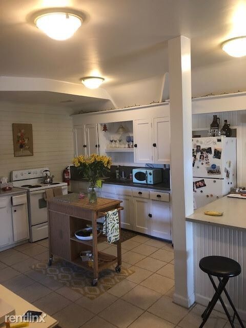 Building Photo - 2 br, 1 bath Apartment - 708 W South St Apt 3