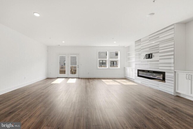 Building Photo - 44824 Tiverton Sq