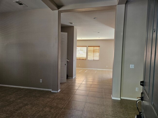 Building Photo - 5 BEDROOM OAK HILLS / HESPERIA HOME